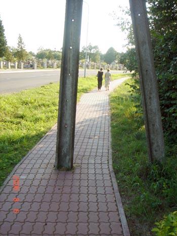 WYMAGANIA TECHNICZNO-BUDOWLANE drogi, przejścia i dojazdy do budynku nawierzchnia równa, twarda bez przeszkód powinny
