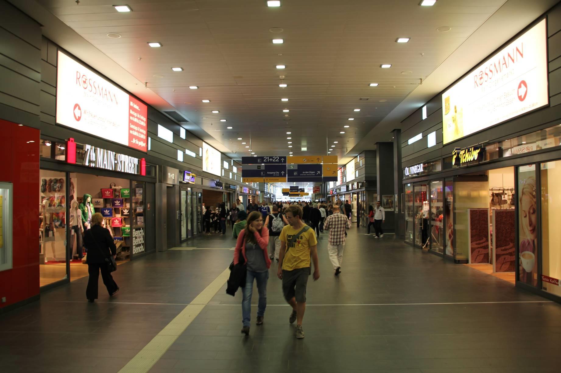Inne problemy węzłów intermodalnych Dworzec główny w Essen w pasażu pod peronami jest wszystko poza kasami.