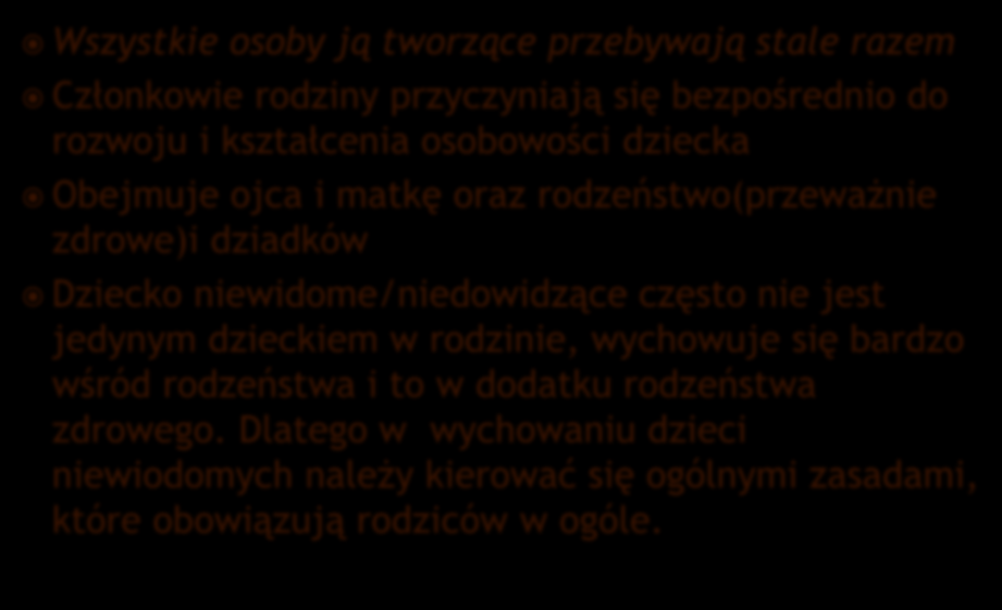 Wszystkie osoby ją tworzące przebywają stale razem Członkowie rodziny przyczyniają się bezpośrednio do rozwoju i kształcenia osobowości dziecka Obejmuje ojca i matkę oraz rodzeństwo(przeważnie