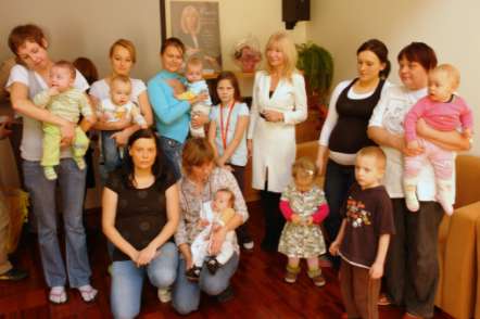 Ruszamy z ogólnopolskim programem pomocy dla Domów Samotnych Matek Fundacja objęła opieką 15 Domów Samotnych Matek z terenu całej Polski. Od 2010 r.