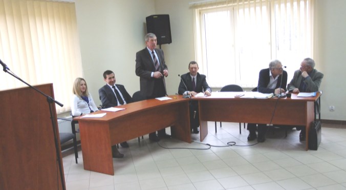 ZACHĘCAMY DO CZYTANIA B iblioteka Zespołu Szkół w Jabłonce Kościelnej aktywnie uczestniczy w procesie dydaktycznowychowawczym szkoły.