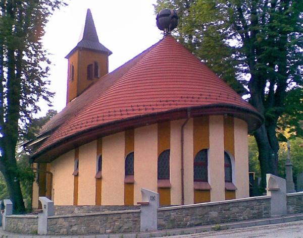 W 1829r. Filip Ludwik ufundował i wybudował kaplicę, która miała być po wsze czasy utrzymywana przez Panów miejscowości. W 1847r.