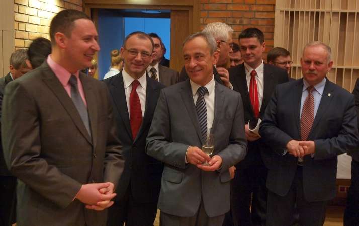 parlamentarzystów, europarlamentarzystów i kierowników służb zespolonych, aby