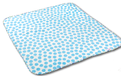 KOCYK Z MICROPOLARU HEVEA MEDICA MILUSIE MICROFLEECE BLANKET MEDICA MILUSIE GRUPA WIEKOWA 0+ AGE GROUP 0+ Kocyk wykończony miękką bawełnianą lamówką w karteczkę w tonacji kocyka 100 % bawełna,