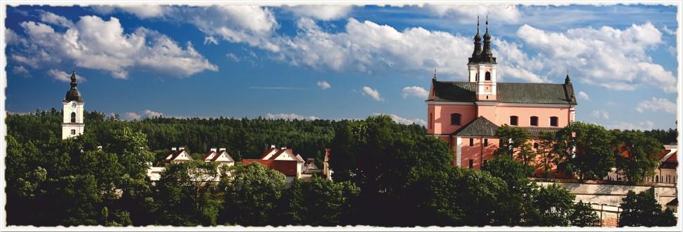 Klasztor Wigierski Klasztor Kamedułów położony jest na wzgórzu nad Jeziorem Wigry. Jeszcze za księcia Witolda na wyspie wzniesiono dwór myśliwski, rozbudowany za Władysława IV.