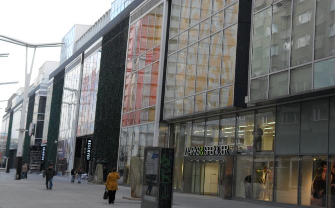 Rynek nieruchomości handlowych Warszawa W III kwartale 2010 roku nie zostały odnotowane znaczące zmiany na rynku nieruchomości handlowych w porównaniu z poprzednimi okresami br.