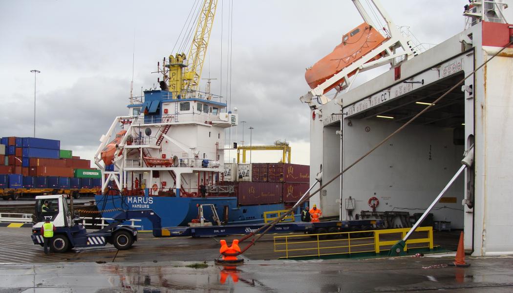Elektroniczny system sterownia dla hydraulicznego napędu układu skrętu oraz układu podnoszenia platformy do transportu kontenerów na terminalach portowych PI 090012 Platforma podczas pracy (Źródło: