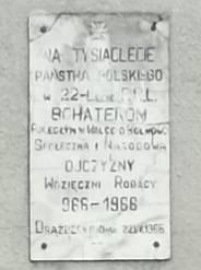 17. Kopiec Tysiąclecia Kopiec-Pomnik Tysiąclecia znajduje się na obrzeżu Drążdżewa, w miejscu złączenia dogi biegnącej od Krasnosielca z drogą prowadzącą od parafialnego kościoła i cmentarza do