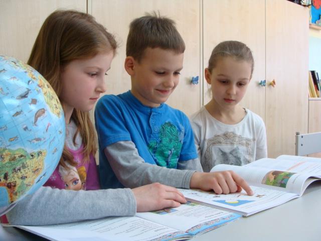 W poezji Księdza szczególne miejsce zajmuje dziecko, jego świat z małymi i wielkimi sprawami. Lubię pisać dla dzieci - mówi poeta - fascynuje mnie dziecięcy sposób patrzenia na świat. (.