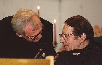 Ks. Andrzej Szostek w rozmowie z ks. Janem Twardowskim, KUL (fot. Roman Czyrka, KUL) W 2005 roku, na 90-te urodziny, ks.