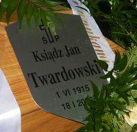 Ksiądz Jan Twardowski zostanie z nami w swojej poezji - mówił bp Marian Duś, w homilii w trakcie mszy żałobnej w warszawskim kościele Sióstr Wizytek. Po południu ciało ks.