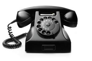 Śpieszmy się kochać ludzi tak szybko odchodzą zostaną po nich buty i telefon głuchy tylko to co nieważne jak krowa się wlecze najważniejsze tak prędkie że nagle się staje potem cisza normalna więc
