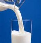 Mleko i produkty mleczne powinny być stałym elementem codziennej diety - dostarczają białka o wysokiej wartości biologicznej oraz witamin z grupy B, A oraz składników mineralnych takich jak magnez,