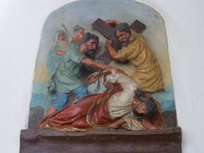 Dwa barokowe ołtarze boczne ( XVIII w ) posiadają drewniane nastawy, w których umieszczono obrazy pędzla A. Piotrowicza z 1892 r. w prawym - św. Rocha i św. Jana Nepomucena, w lewym - św.