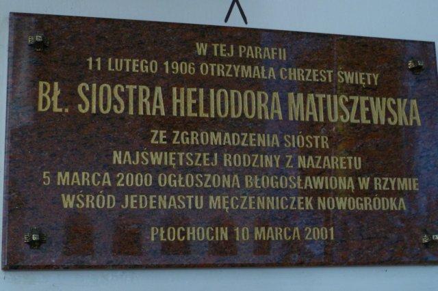 Foto: epitafium Jasińskiego z Bąkowa (1 poł. XVIII w ) w postaci trumiennego portretu w otoczeniu bogato złoconej dekoracji rzeźbiarskiej.