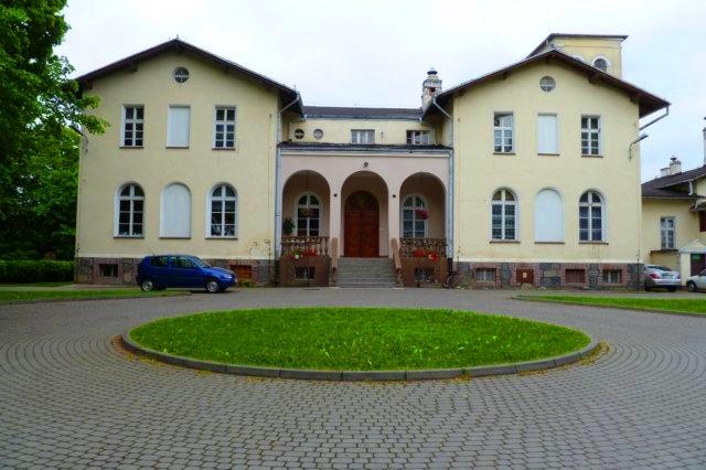 nowskiemu Ninogniewowi Jasińskiemu h. Poronia, który w tymże roku nabył ponadto drugą część Bąkowa od Brygidy z Bąkowa. Wieś należała do Jasińskich jeszcze w 1561 r.