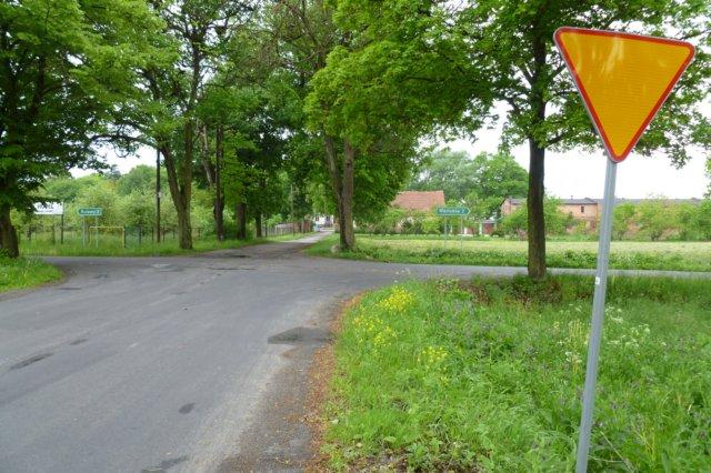 Foto: kierunkowskaz wskazujący drogę do Rulewa. Właśnie stamtąd przyjechaliśmy. Foto: skrzyżowanie w Bąkowie.