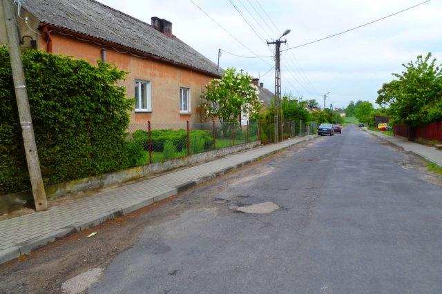 Foto: kapliczka przydrożna z figurką