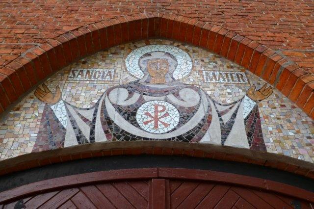 Foto: Sanktuarium ukrywa się za koronami drzew, tak jakby był nieśmiały w pokazaniu swej