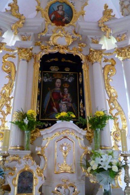 Foto: Ołtarz główny a w nim obraz Matki Bożej Płochockiej Łaskawej Berło maryjne z obrazu ołtarza głównego zostało odzwierciedlone w herbie Gminy Warlubie.