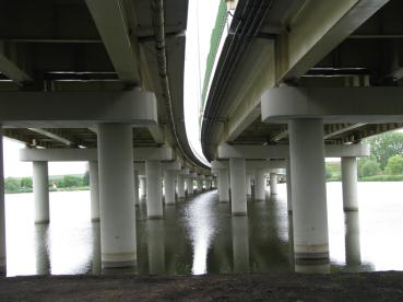 Pomiary hałasu drogowego na terenie miasta Knurów w rejonie przebiegu autostrady A-1 Hałas drogowy jest uciążliwością powszechną w sąsiedztwie dróg o dużym natężeniu ruchu pojazdów.