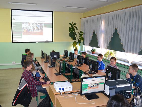 Gabinety informatyczne Wśród trzech pracowni stacjonarnych posiadamy, jako jedna z 20 szkół w Polsce, pracownię terminalową HP.