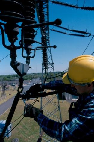 Dystrybucja dążymy do ciągłej poprawy jakości naszych usług i niezawodności działania naszej sieci W naszej Grupie za dystrybucję energii elektrycznej odpowiada ENEA Operator Sp. z o.o., która pełni funkcję operatora systemu dystrybucyjnego elektroenergetycznego (OSD).
