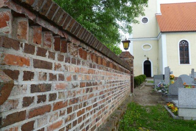 1930 r. Świątynia jest jednonawowa, ma krótkie, zamknięte trójbocznie prezbiterium, przystawioną do niego szerszą i wyższą prostokątną nawę, a od zachodu kwadratową wieżę.