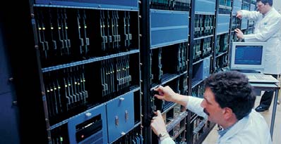 bezprzerwowego zasilania Całkowity koszt posiadania > Maksymalne wykorzystanie energii Sprawność przetwarzania energii 96% w trybie on-line > Optymalizacja instalacji elektrycznej Współczynnik mocy