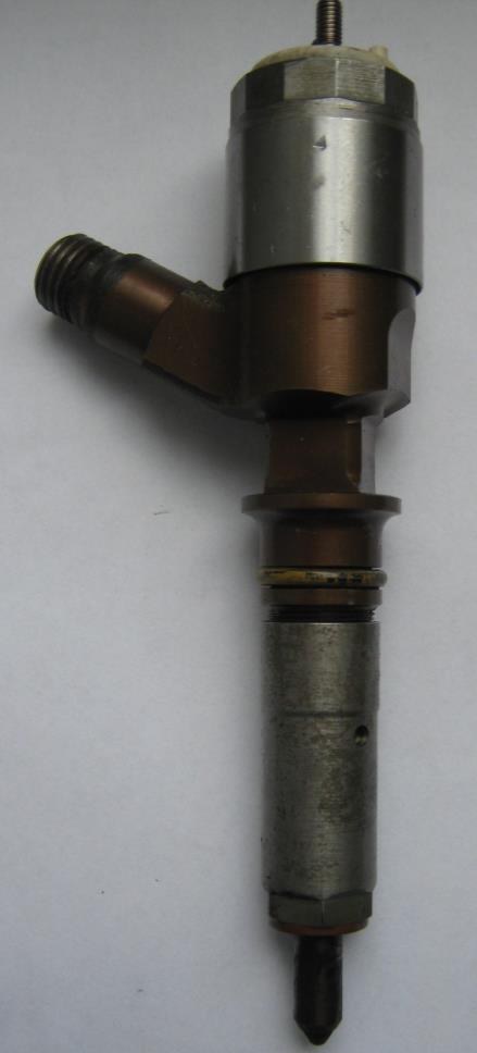 a) b) Cewka elektromagnesu Kotwica elektromagnesu Dławik odpływu Komora sterująca zaworu Dławik dopływu Złącze dopływu paliwa wysokiego ciśnienia Kanał przelewu paliwa Tłok sterujący Objętość komory