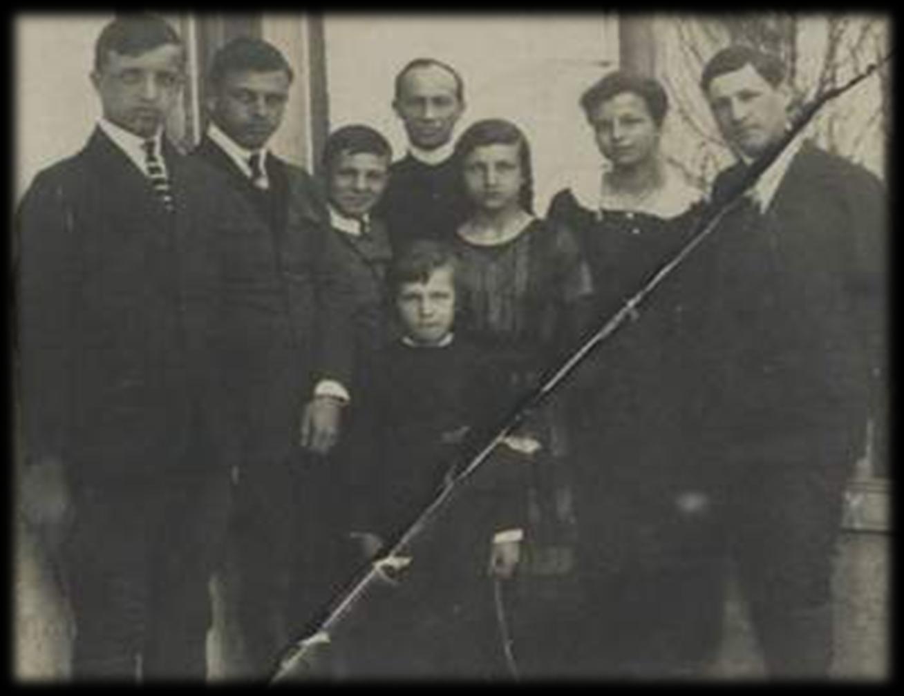 RODZINA LUTOSŁAWSKICH - DROZDOWO 1922 od lewej: Zbigniew,