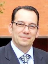 Jose Luis Cobos Serrano pielęgniarz, mgr nauk społecznych, w trakcie doktoratu, reprezentuje Hiszpańską Radę Pielegniarek, jest koordynatorem technicznym dla projektu recept pielegniarkich w