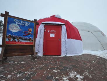 , Kraina Królowej Sniegu Kraina Królowej Śniegu pełna jest tajemnic i zwodniczych dróg. Królowa przechadza się pomiędzy mroźnymi ścianami swojego labiryntu.