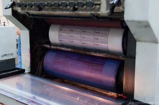 Drukarz 732201 Drukarz to specjalista, który zajmuje się prowadzeniem procesów drukowania na maszynach drukujących. Do jego obowiązków należy m. in.