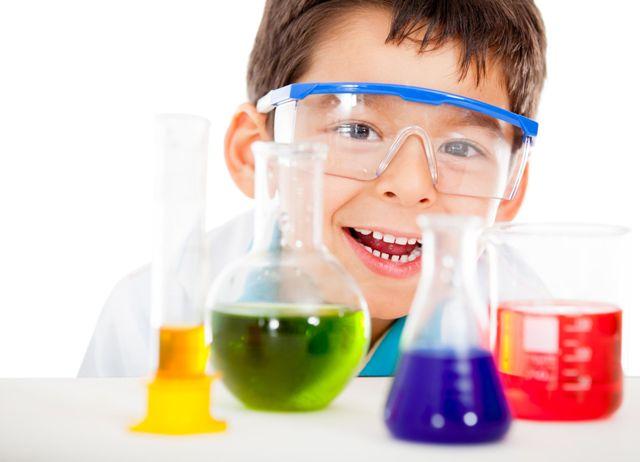 W wyniku kontroli pracowni chemicznych w szkołach pod kątem posiadanych substancji i preparatów podobnie jak w roku 2011 nie stwierdzono