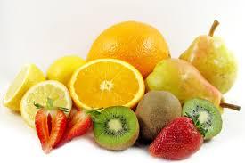 Owoce Takie soczyste Owoce każdy lubi. Bynajmniej każdy kogo znam. Dzieli się je na słodkie takie jak jabłka czy gruszki oraz kwaśne np. cytryna lub kiwi.