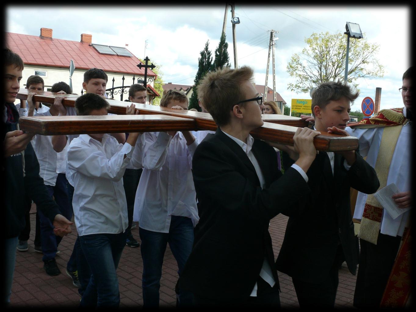 Gazetka Gimnazjum Świętego Wojciecha w Makowie - 5 - Przyjęliśmy Symbole ŚDM 28 września byliśmy świadkami niecodziennego wydarzenia. Tuż przed godziną 13.