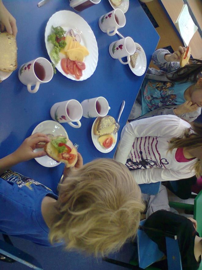 Podczas trzeciego tygodnia zajęć dzieci dowiedziały się, że spożywając odpowiednie produkty można wzmacniać swoją odporność, a także że nadmiar jedzenia szkodzi.