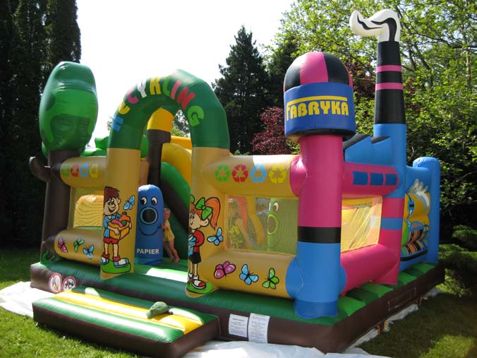 Plac zabaw Recykling Atrakcja skierowana do małych dzieci. Jest to dmuchane urządzenie pneumatyczne, które zawiera mini tunele i miejsce do skakania.