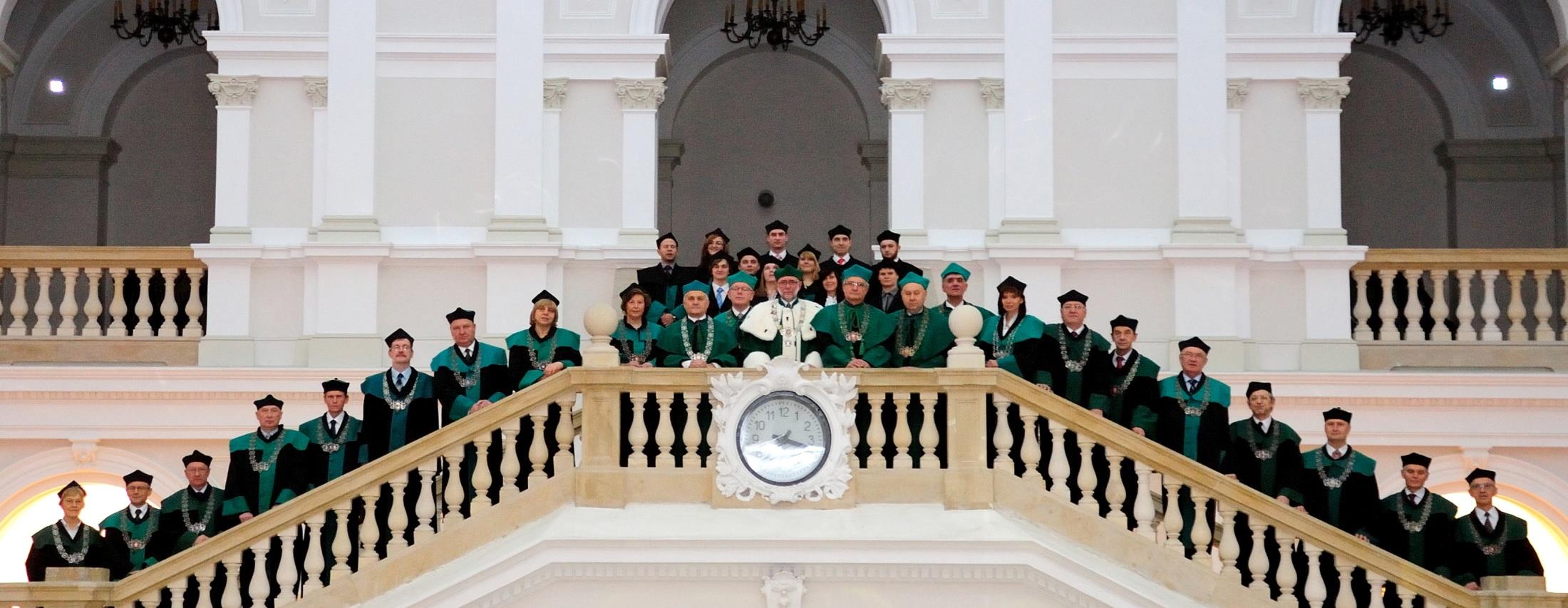 Wybierane na czteroletnią kadencję władze rektorskie czuwają nad realizacją Misji Politechniki Warszawskiej,