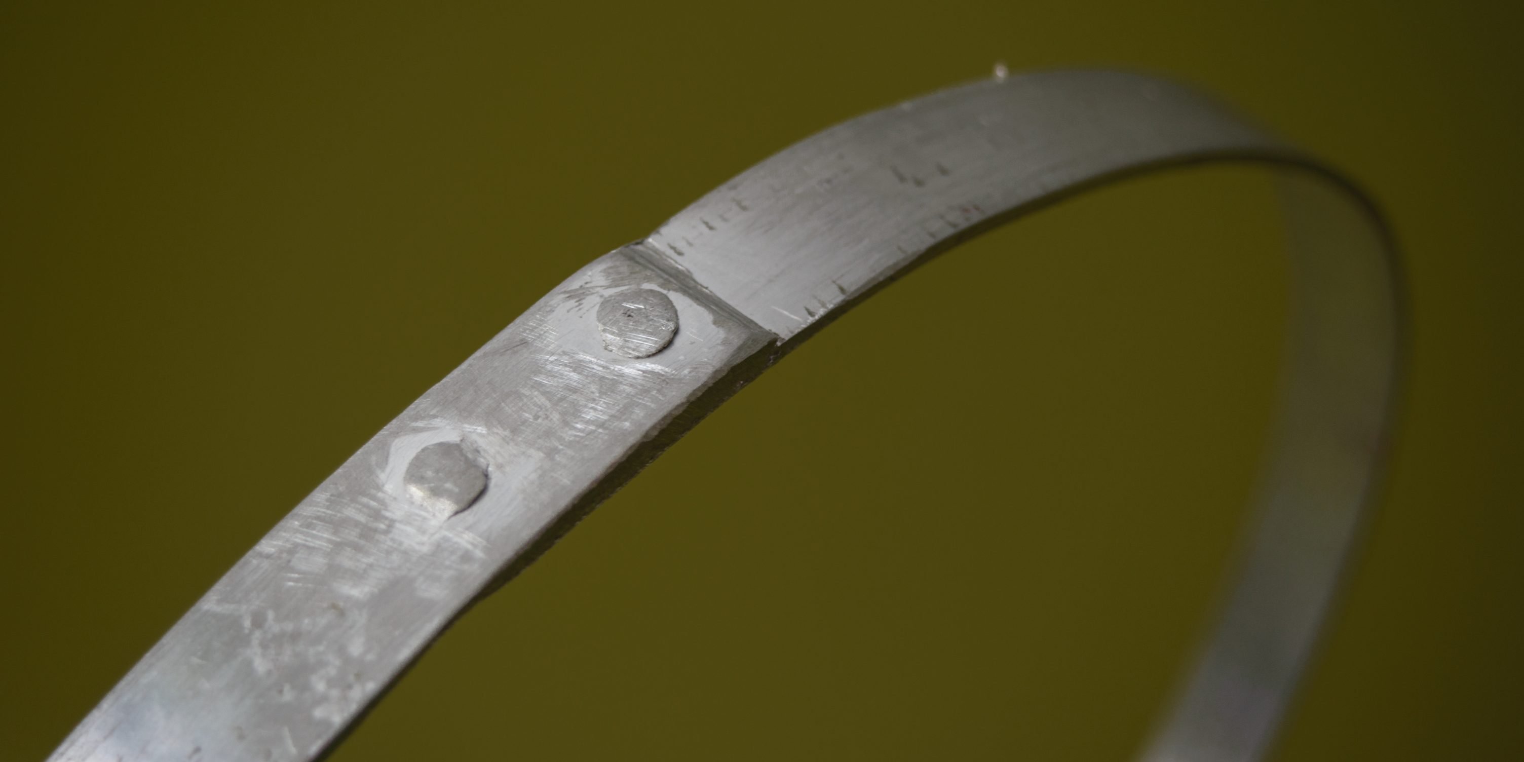 Obręcze zewnętrzne Obręcze wykonaliśmy z aluminium (równie dobrze można użyć taśm mosiężnych). Formujemy je na zewnętrznej powierzchni uba, dociskając do jego powierzchni ściskami stolarskimi.