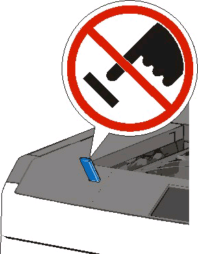 Jeśli napęd flash zostanie włożony w momencie, gdy drukarka wymaga interwencji użytkownika, na przykład gdy wystąpi zacięcie papieru, drukarka zignoruje napęd flash.