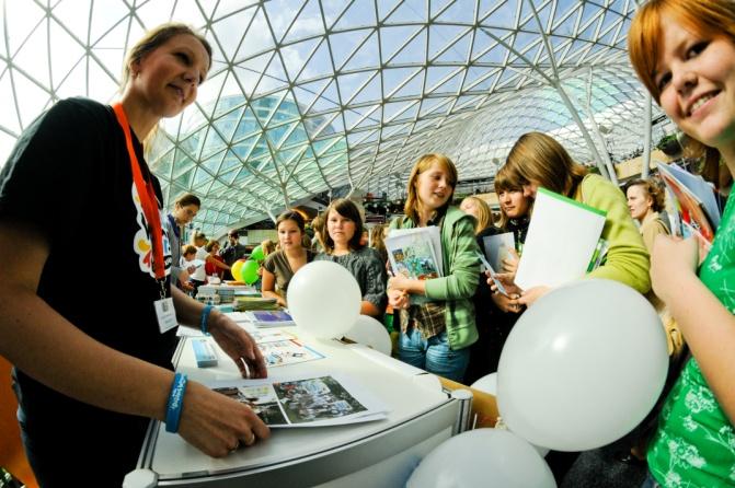 W trakcie przedsięwzięcia obie grupy realizują działania o tej samej tematyce, pozostając ze sobą w ciągłym kontakcie i wymieniając się na bieżąco doświadczeniami.