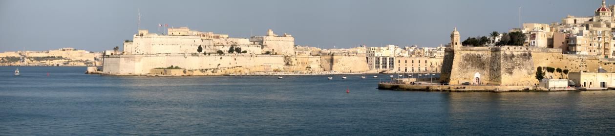 - Malta to miejsce niemal 300-letniej obecności Zakonu Maltańskiego - Większość domów ma swego patrona - na murach domów, drzwiach wejściowych - widoczne są figurki świętych.