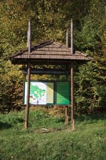 Fot. 17. Bogata w treści tablica informacyjna Przedstawiona na powyższej fotografii tablica informacyjna łączy w sobie różne elementy.