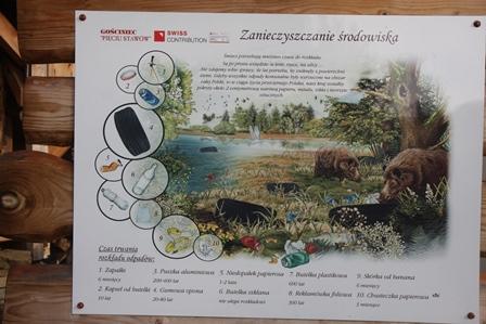 Równie dobrze wkomponowuje się w krajobraz tablica z lewej. Warto zwrócić uwagę na jej posadowienie w ziemi.