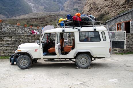 3 Nepal z Akademią Asan 2014, wiosna, ramowy program wyjazdu wersja 21 dniowa Przejazd jeszcze tego samego dnia samochodami terenowymi do wsi-fortecy Jharkot (3518 m n.p.m.) Aktywna aklimatyzacja, spacer bez obciążenia do miasteczka Muktinath (3730 m n.
