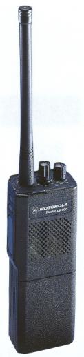 Radiotelefon przenośny stanowi, pod względem budowy, jeden zespół zawierający nadajnik, zasilacz i odbiornik wraz z elementami manipulacyjnymi.
