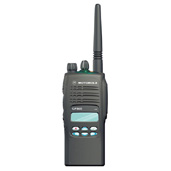 Radiotelefony przenośne (nasobne) Są to radiotelefony których niewielka masa, małe gabaryty i parametry techniczno eksploatacyjne pozwalają na pracę w ruchu i noszenie przez operatora.