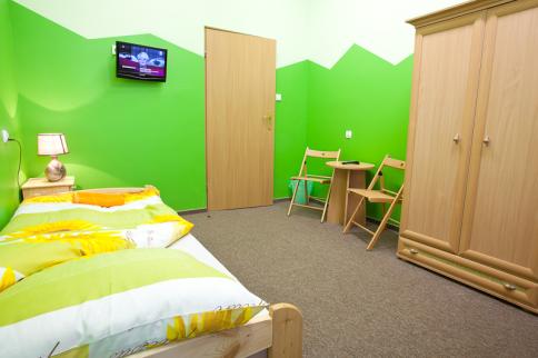 stacji- Metro Świętokrzyska. Następnie należy przejśd pieszo ok. 420 m w linii prostej, w kierunku Pałacu Kultury. 7. Moon Hostel Warszawa ul. Foksal 16 tel.